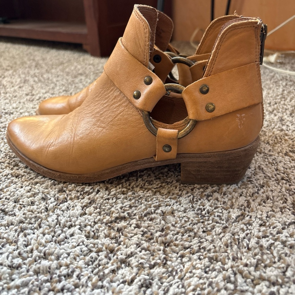 Frye Ray Back Zip. Excellent Condition